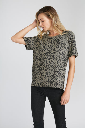 CHRLDR-LEOPARD — Wide T-Shirt